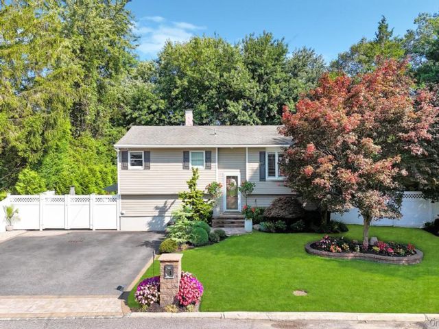  4 BR,  3.00 BTH &nbsp;Hi ranch style home in Farmingville