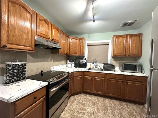 [Syosset Real Estate, listing number 7206912]