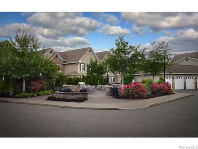  2 BR,  2.00 BTH &nbsp;Other style home in Holbrook
