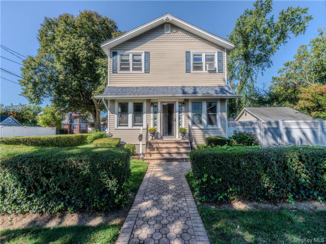  3 BR,  2.00 BTH &nbsp;Colonial style home in Lindenhurst