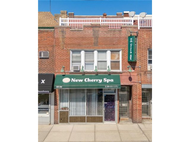  6 BR,  3.00 BTH &nbsp;House style home in Astoria