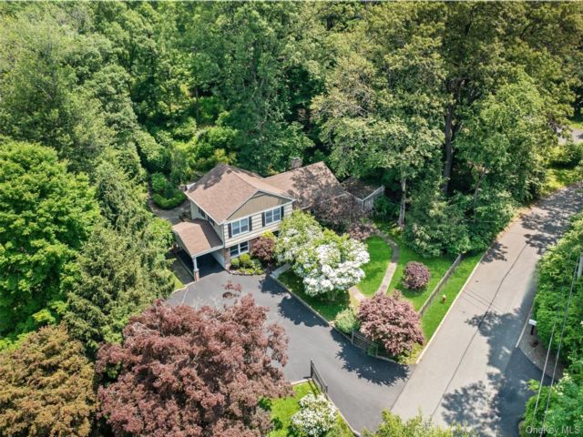  3 BR,  3.00 BTH &nbsp;Split level style home in Croton-on-hudson