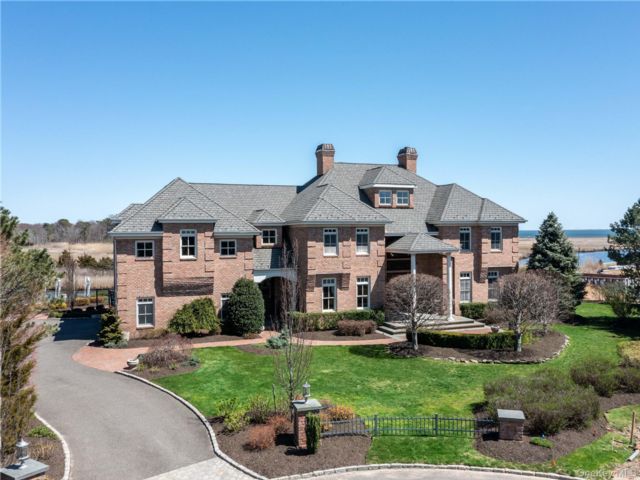  5 BR,  5.00 BTH &nbsp;Estate style home in West Islip