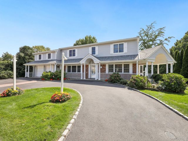  5 BR,  4.00 BTH &nbsp;Colonial style home in Huntington