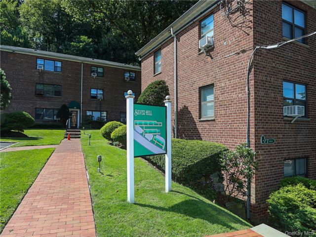  1 BR,  1.00 BTH &nbsp;Garden style home in Roslyn