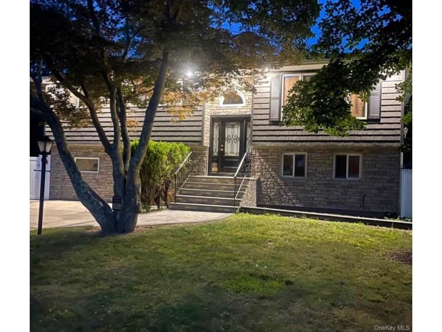  5 BR,  2.00 BTH &nbsp;Hi ranch style home in East Islip