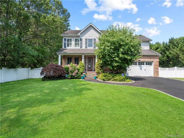  4 BR,  3.00 BTH &nbsp;Colonial style home in Oakdale