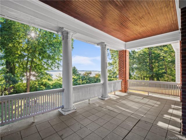 10 BR,  4.00 BTH &nbsp;Colonial style home in Port Jefferson