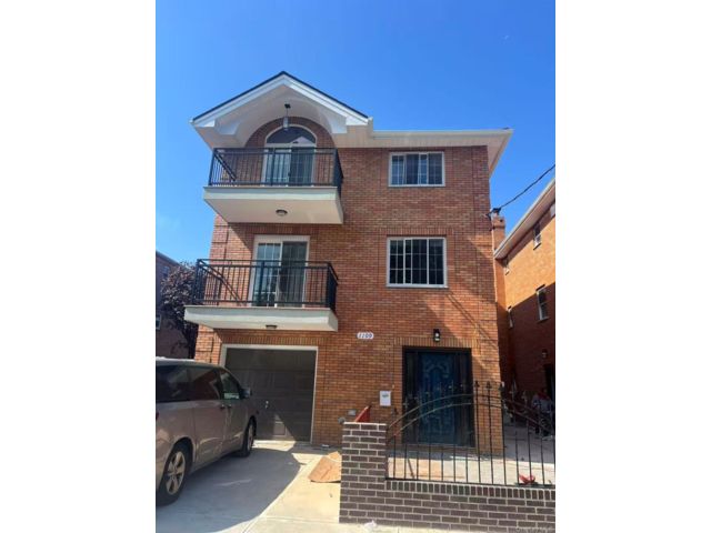  8 BR,  6.00 BTH &nbsp;House style home in Throggs Neck