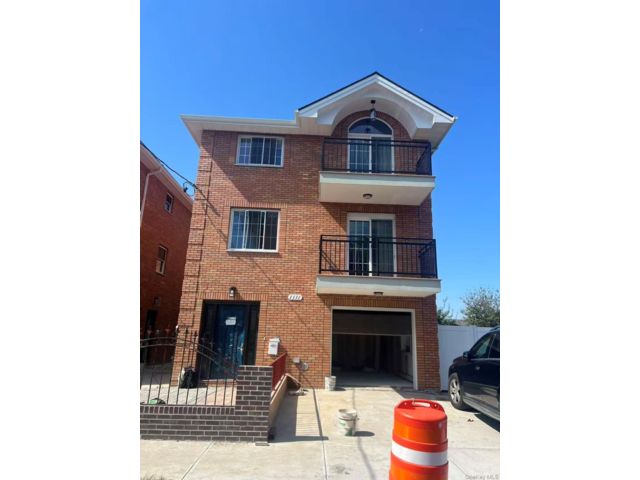  8 BR,  6.00 BTH &nbsp;House style home in Throggs Neck