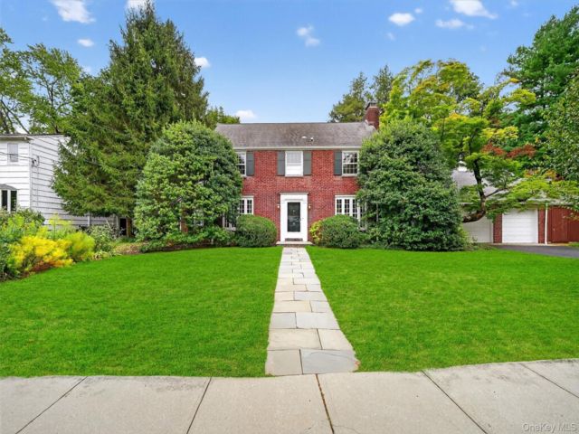  4 BR,  2.00 BTH &nbsp;Colonial style home in Croton-on-hudson