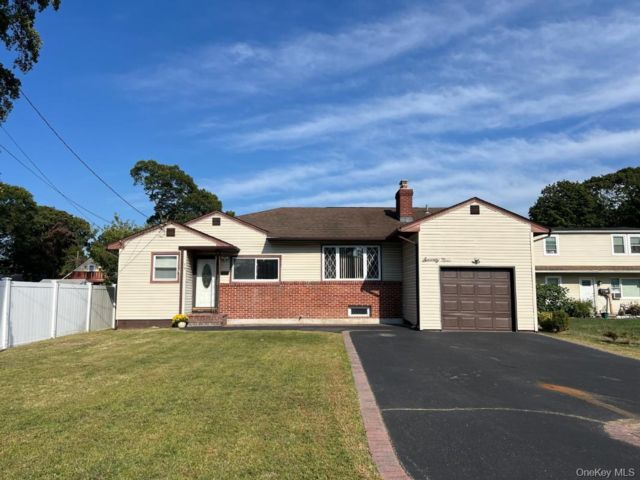  3 BR,  2.00 BTH &nbsp;Split level style home in Babylon