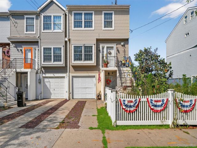  3 BR,  4.00 BTH &nbsp;Traditional style home in City Island