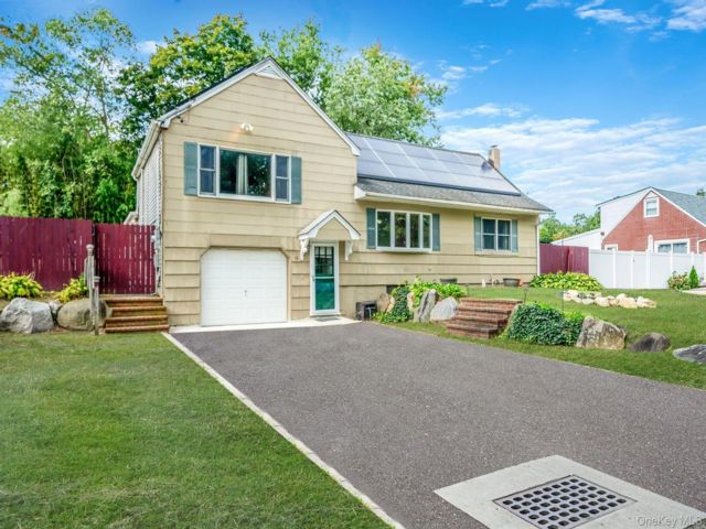  4 BR,  2.00 BTH &nbsp;Split ranch style home in Middle Island