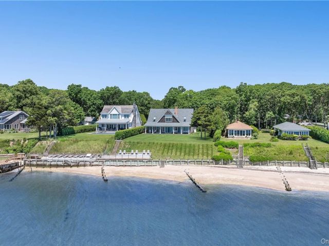  5 BR,  4.00 BTH &nbsp;Mini estate style home in Mattituck