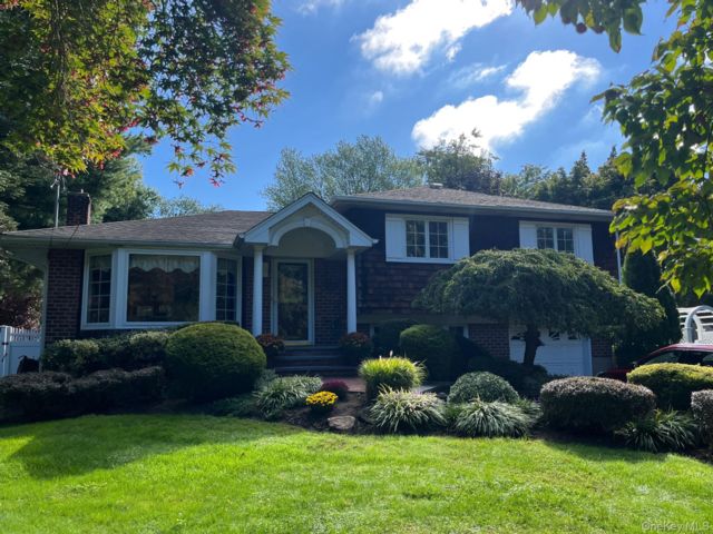  3 BR,  2.00 BTH &nbsp;Split ranch style home in Greenlawn