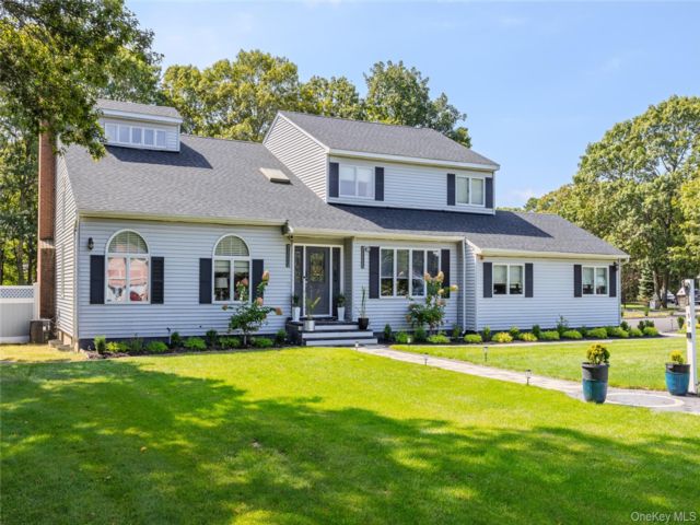  5 BR,  4.00 BTH &nbsp;Colonial style home in Shirley