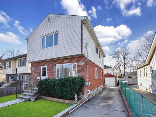  2 BR,  1.00 BTH &nbsp;Colonial style home in Bayville