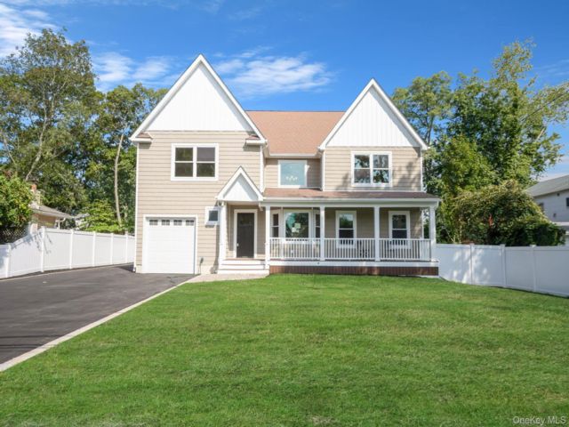  5 BR,  4.00 BTH &nbsp;Colonial style home in East Islip