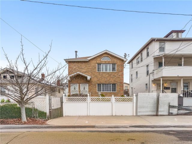  6 BR,  4.00 BTH &nbsp;Ranch style home in Arverne