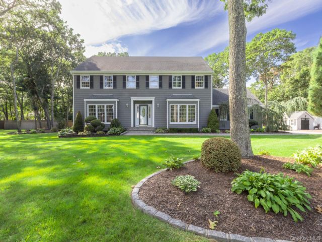  4 BR,  3.00 BTH &nbsp;Colonial style home in Shirley