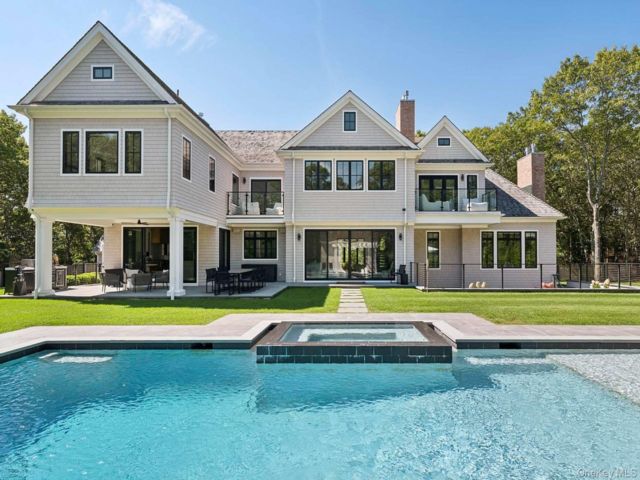  7 BR,  9.00 BTH &nbsp;Traditional style home in East Hampton