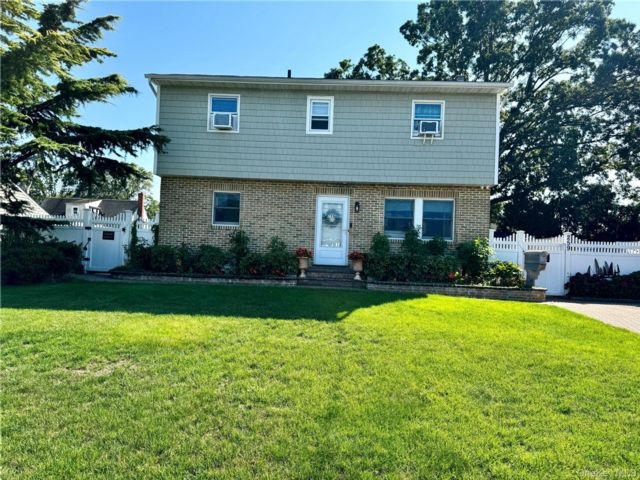  5 BR,  3.00 BTH &nbsp;Colonial style home in Copiague