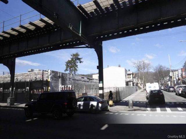 [Woodhaven Real Estate, listing number 7209938]