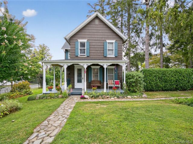  3 BR,  2.00 BTH &nbsp;Victorian style home in Glenwood Landing