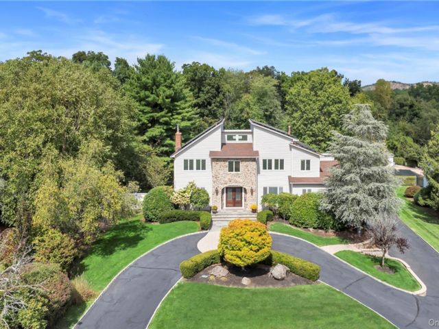  6 BR,  5.00 BTH &nbsp;Colonial style home in New City