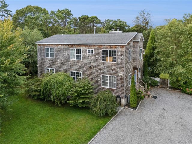  4 BR,  4.00 BTH &nbsp;Contemporary style home in Hampton Bays