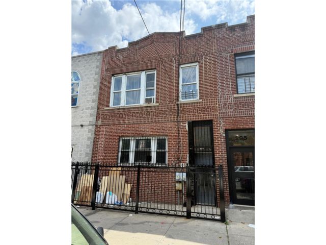  3 BR,  1.00 BTH &nbsp;Colonial style home in Bedford Stuyvesant