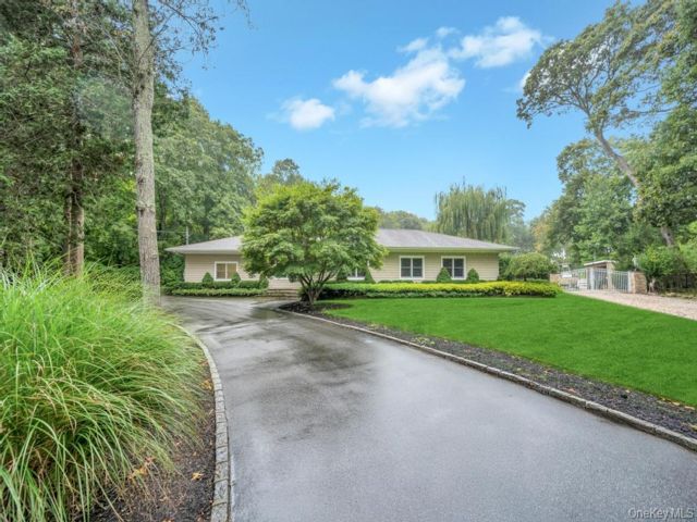  4 BR,  4.00 BTH &nbsp;Ranch style home in Smithtown