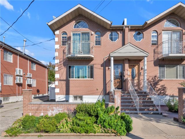  6 BR,  4.00 BTH &nbsp;House style home in Forest Hills
