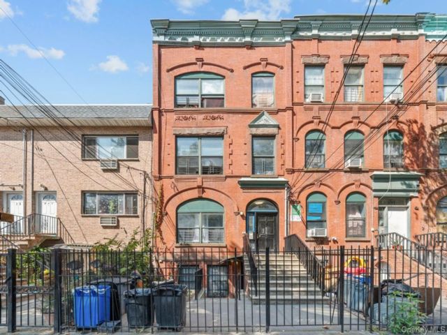  4 BR,  4.00 BTH &nbsp;House style home in Morrisania