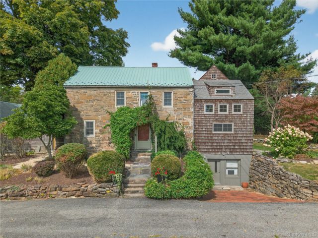  4 BR,  3.00 BTH &nbsp;Colonial style home in Middletown