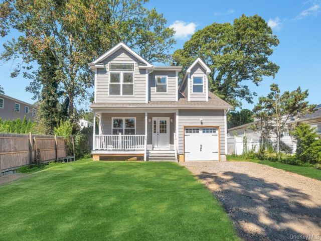  4 BR,  3.00 BTH &nbsp;Colonial style home in Farmingville