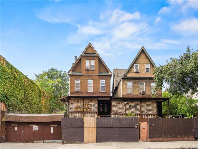 13 BR,  6.00 BTH &nbsp;House style home in Fordham