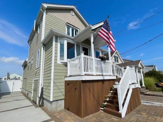  3 BR,  2.00 BTH &nbsp;Colonial style home in Seaford