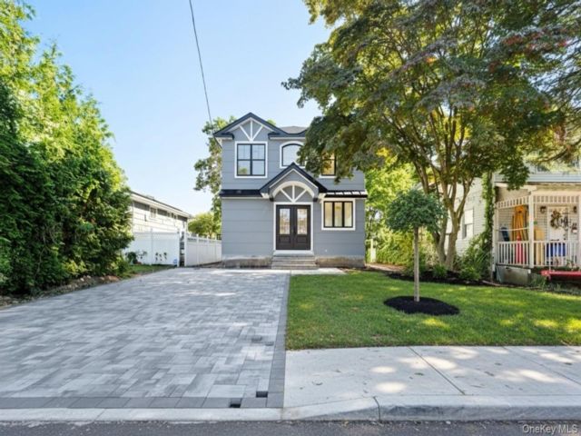  6 BR,  3.00 BTH &nbsp;Colonial style home in Islip