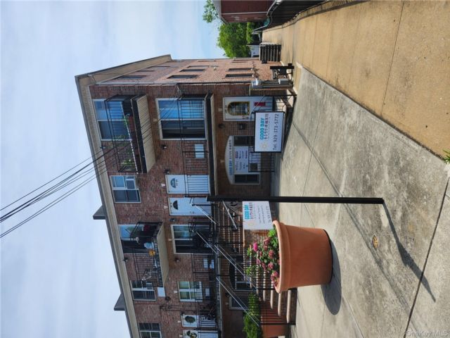  7 BR,  7.00 BTH &nbsp;House style home in Flushing