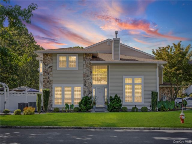  4 BR,  3.00 BTH &nbsp;Condo style home in Holbrook