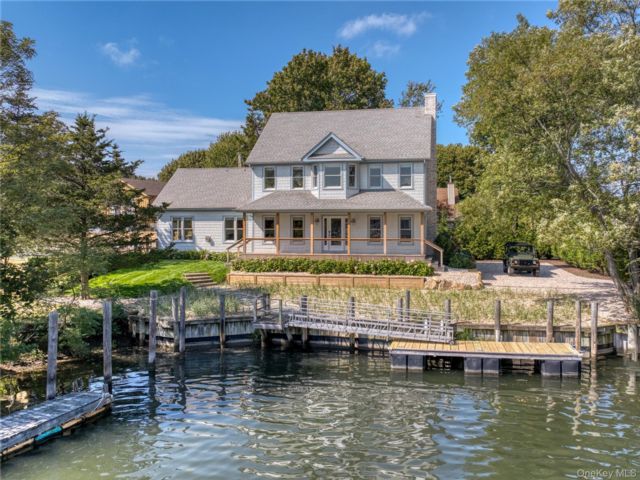  4 BR,  4.00 BTH &nbsp;Colonial style home in Greenport