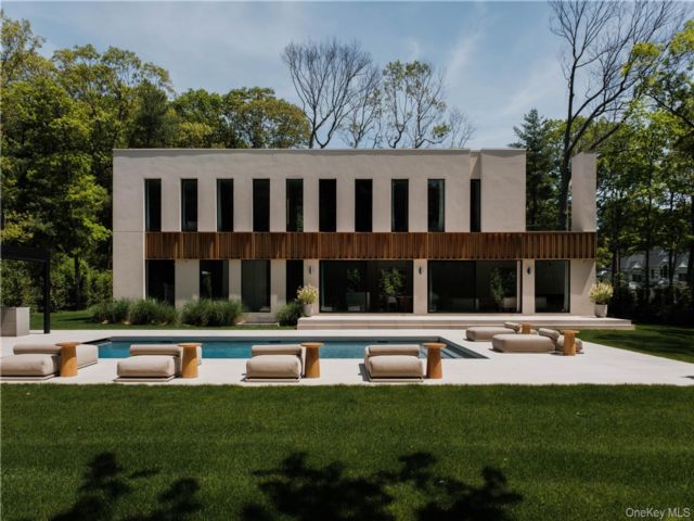  4 BR,  4.00 BTH &nbsp;Contemporary style home in Huntington