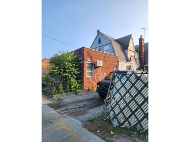  6 BR,  3.00 BTH &nbsp;Colonial style home in Richmond Hill