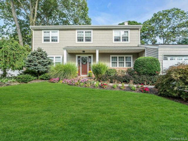  4 BR,  3.00 BTH &nbsp;Colonial style home in Selden