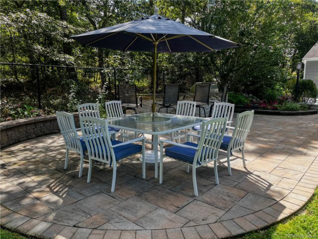  3 BR,  3.00 BTH &nbsp;Contemporary style home in Riverhead