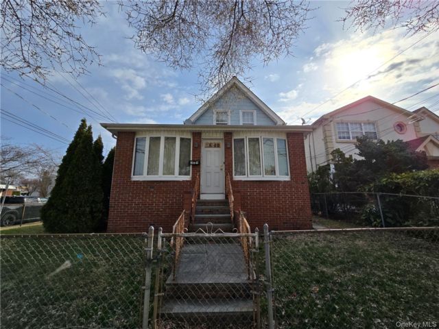  4 BR,  3.00 BTH &nbsp;Exp cape style home in Carle Place