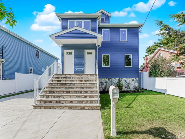  8 BR,  4.00 BTH &nbsp;Colonial style home in Great Kills