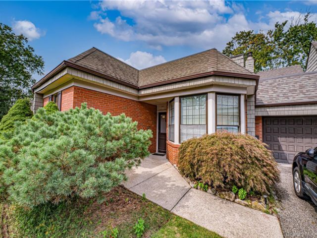  2 BR,  2.00 BTH &nbsp;Condo style home in Bay Shore